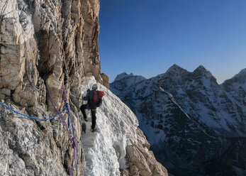 Nepal, Himalaya, Solo Khumbu, Ama Dablam Südwestgrat, Bergsteiger klettert auf Felsen - ALRF000603