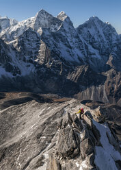 Nepal, Himalaya, Solo Khumbu, Bergsteiger am Südwestgrat der Ama Dablam - ALRF000604