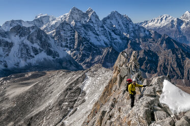 Nepal, Himalaya, Solo Khumbu, Ama Dablam Südwestgrat, Bergsteiger klettert auf Felsen - ALRF000605