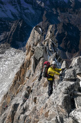 Nepal, Himalaya, Solo Khumbu, Ama Dablam South West Ridge, mountaineer climbing up rocks - ALRF000606