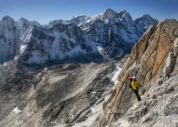 Nepal, Himalaya, Solo Khumbu, Ama Dablam Südwestgrat, Bergsteiger klettert auf Felsen - ALRF000607