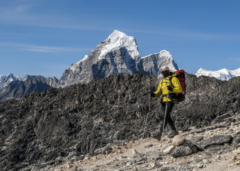 Nepal, Himalaya, Solo Khumbu, Bergsteiger am Südwestgrat der Ama Dablam mit dem Taboche-Gipfel im Hintergrund - ALRF000608