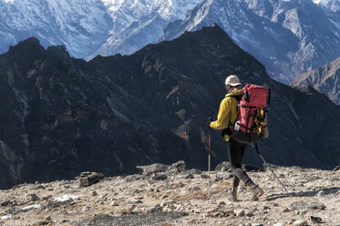 Nepal, Himalaya, Solo Khumbu, Bergsteiger am Südwestgrat der Ama Dablam - ALRF000609