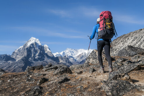 Nepal, Himalaya, Solo Khumbu, mountaineer at Ama Dablam South West Ridge with Taboche peak in background - ALRF000610