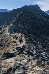 Nepal, Himalaya, Solo Khumbu, Bergsteiger am Südwestgrat der Ama Dablam - ALRF000611