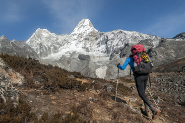 Nepal, Himalaya, Solo Khumbu, Bergsteiger am Südwestgrat der Ama Dablam - ALRF000612