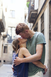 Kissing couple in an alley - VABF000590