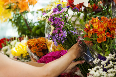 Frau kauft Blumen auf dem Markt, Teilansicht - VABF000600