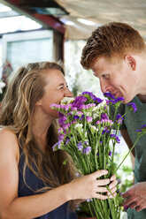 Mann schenkt Blumen an seine Freundin - VABF000601