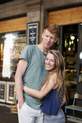 Porträt eines glücklichen Paares vor einem Café - VABF000608