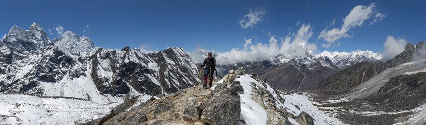 Nepal, Himalaya, Solo Khumbu, man trekking - ALRF000626