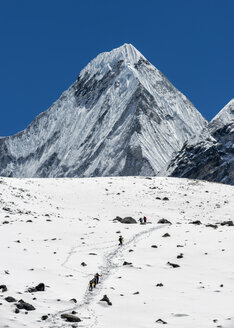 Nepal, Himalaya, Solo Khumbu, Ama Dablam, group of Gurkhas trekking - ALRF000627