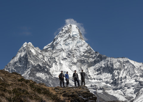 Nepal, Himalaya, Solo Khumbu, Ama Dablam, vier Gurkhas in Berglandschaft, lizenzfreies Stockfoto