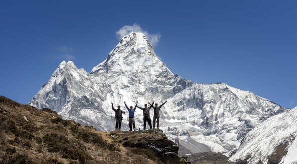 Nepal, Himalaya, Solo Khumbu, Ama Dablam, four Gurkhas in mountainscape cheering - ALRF000630