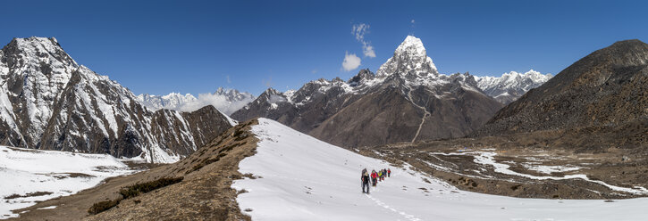 Nepal, Himalaya, Solo Khumbu, Ama Dablam, group of Gurkhas trekking - ALRF000632