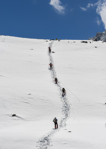 Nepal, Himalaya, Solo Khumbu, Ama Dablam, Gruppe von Gurkhas beim Trekking, lizenzfreies Stockfoto