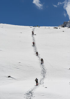 Nepal, Himalaya, Solo Khumbu, Ama Dablam, group of Gurkhas trekking - ALRF000634