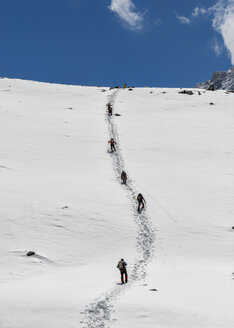 Nepal, Himalaya, Solo Khumbu, Ama Dablam, Gruppe von Gurkhas beim Trekking - ALRF000634