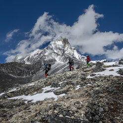 Nepal, Himalaya, Solo Khumbu, Ama Dablam, drei Gurkhas beim Trekking - ALRF000635