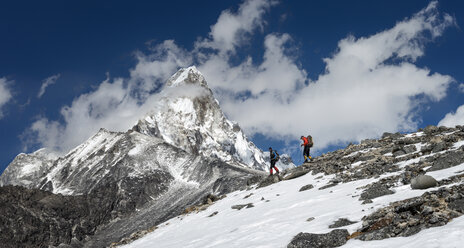 Nepal, Himalaya, Solo Khumbu, Ama Dablam, zwei Männer beim Trekking - ALRF000636