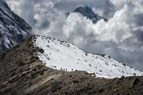 Nepal, Himalaya, Solo Khumbu, Ama Dablam, group of Gurkhas trekking on ridge - ALRF000637