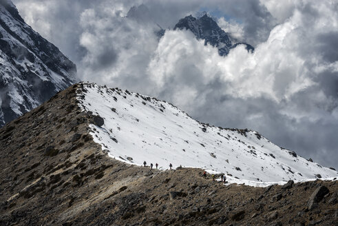 Nepal, Himalaya, Solo Khumbu, Ama Dablam, Gruppe von Gurkhas beim Trekking auf dem Bergrücken - ALRF000637