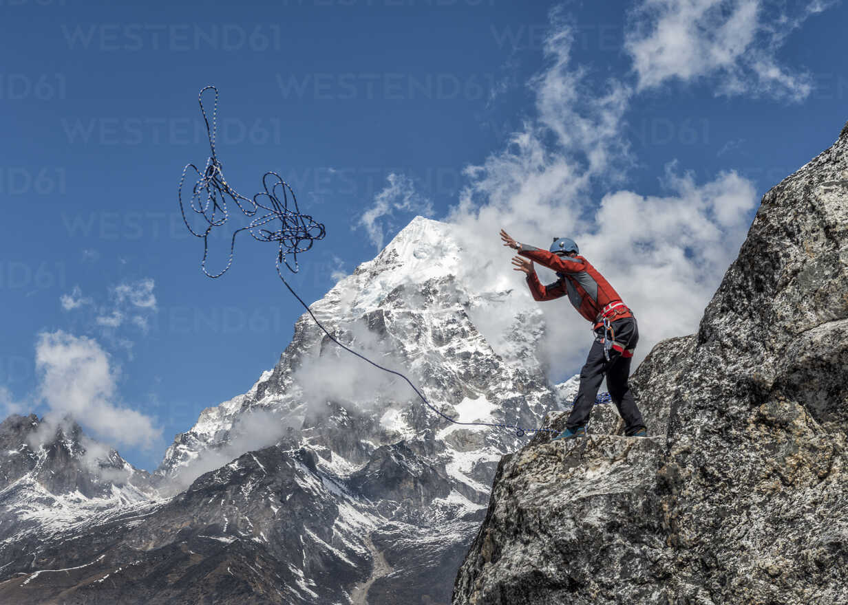 Nepal, Himalaya, Solo Khumbu, Ama Dablam, man standing on rock