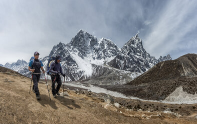 Nepal, Himalaya, Solo Khumbu, zwei Männer beim Trekking - ALRF000639