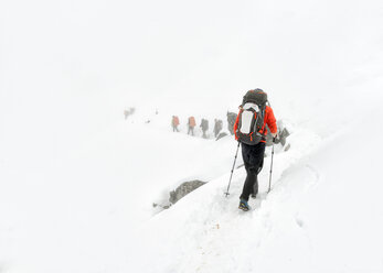 Nepal, Himalaya, Solo Khumbu, Ama Dablam, Gruppe von Gurkhas beim Trekking - ALRF000644