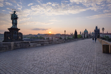 Tschechien, Prag, Altstadt, Blick auf die Karlsbrücke und den Altstädter Brückenturm bei Sonnenuntergang - WGF000880