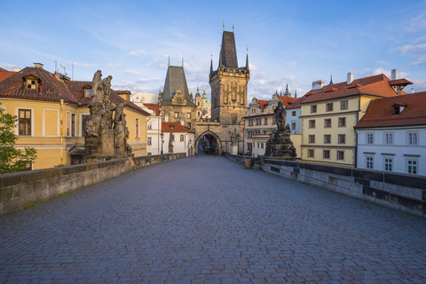 Tschechien, Prag, Altstadt, Kleinseite Brückenturm am Abend, lizenzfreies Stockfoto