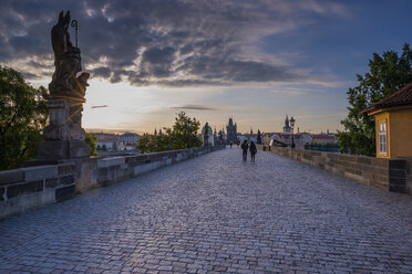 Tschechien, Prag, Altstadt, Blick auf die Karlsbrücke und den Altstädter Brückenturm bei Sonnenuntergang - WGF000883