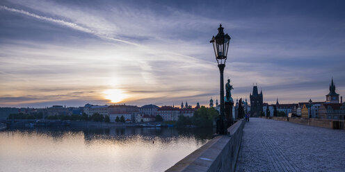 Tschechien, Prag, Altstadt, Blick auf die Karlsbrücke und den Altstädter Brückenturm bei Sonnenuntergang - WGF000884