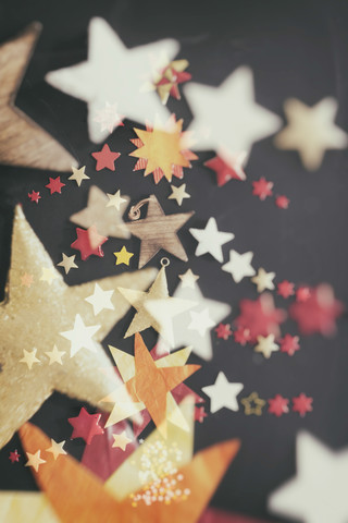 Weihnachtszeit, Sterne auf schwarzem Hintergrund, lizenzfreies Stockfoto