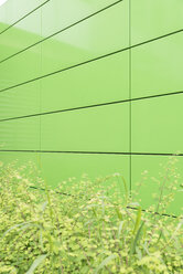 Deutschland, Wuppertal, Grüne Fassade der Universität - SKAF000018