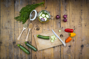 Glas eingelegte Zucchini und Paprika, Zubereitung mit verschiedenen Gewürzen - LVF004980