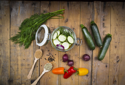 Glas eingelegte Zucchini und Paprika, Zubereitung mit verschiedenen Gewürzen, lizenzfreies Stockfoto