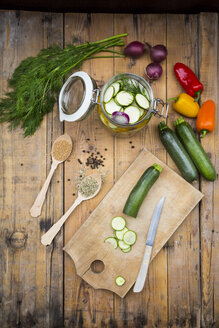 Glas eingelegte Zucchini und Paprika, Zubereitung mit verschiedenen Gewürzen - LVF004985