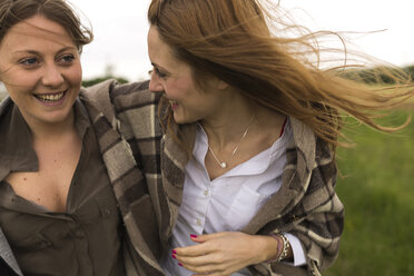 Zwei glückliche Freunde mit wehendem Haar in der Natur - BOYF000417