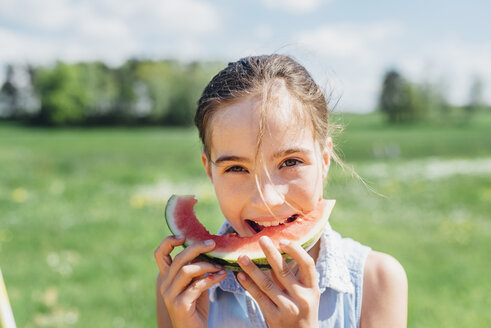 Porträt eines Mädchens im Freien, das eine Scheibe Wassermelone isst - MJF001907