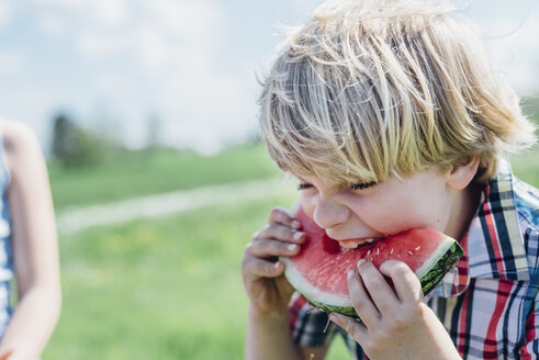 Junge im Freien, der eine Scheibe Wassermelone isst - MJF001908