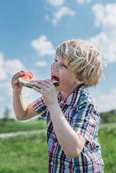 Junge im Freien, der eine Scheibe Wassermelone isst - MJF001909