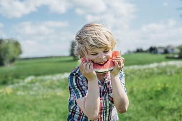 Junge im Freien, der eine Scheibe Wassermelone isst - MJF001910
