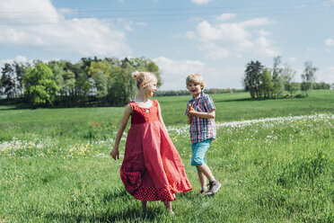 Happy boy and girl in meadow - MJF001914