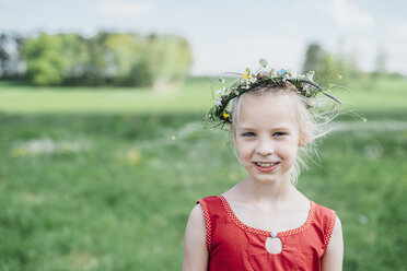 Portrait of smiling girl wearing flower wreath - MJF001930