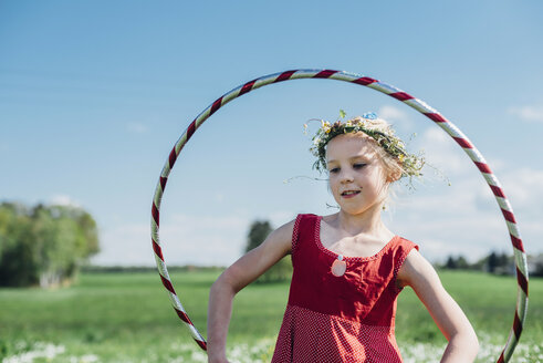 Mädchen mit Hula-Hoop-Reifen und Blumenkranz - MJF001935