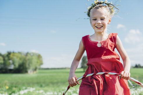 Glückliches Mädchen mit Hula-Hoop-Reifen und Blumenkranz - MJF001936