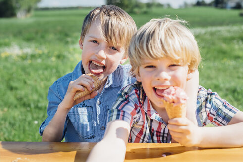 Zwei Jungen essen Eiswaffeln - MJF001951