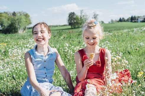 Zwei Mädchen auf einer Wiese mit Eiswaffel - MJF001953