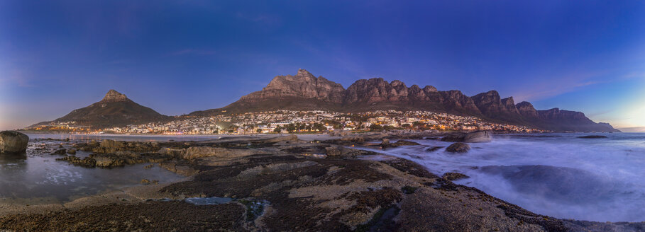 Südafrika, Kapstadt, Camps Bay, Lion's Head und zwölf Apostel am Abend - YRF000110